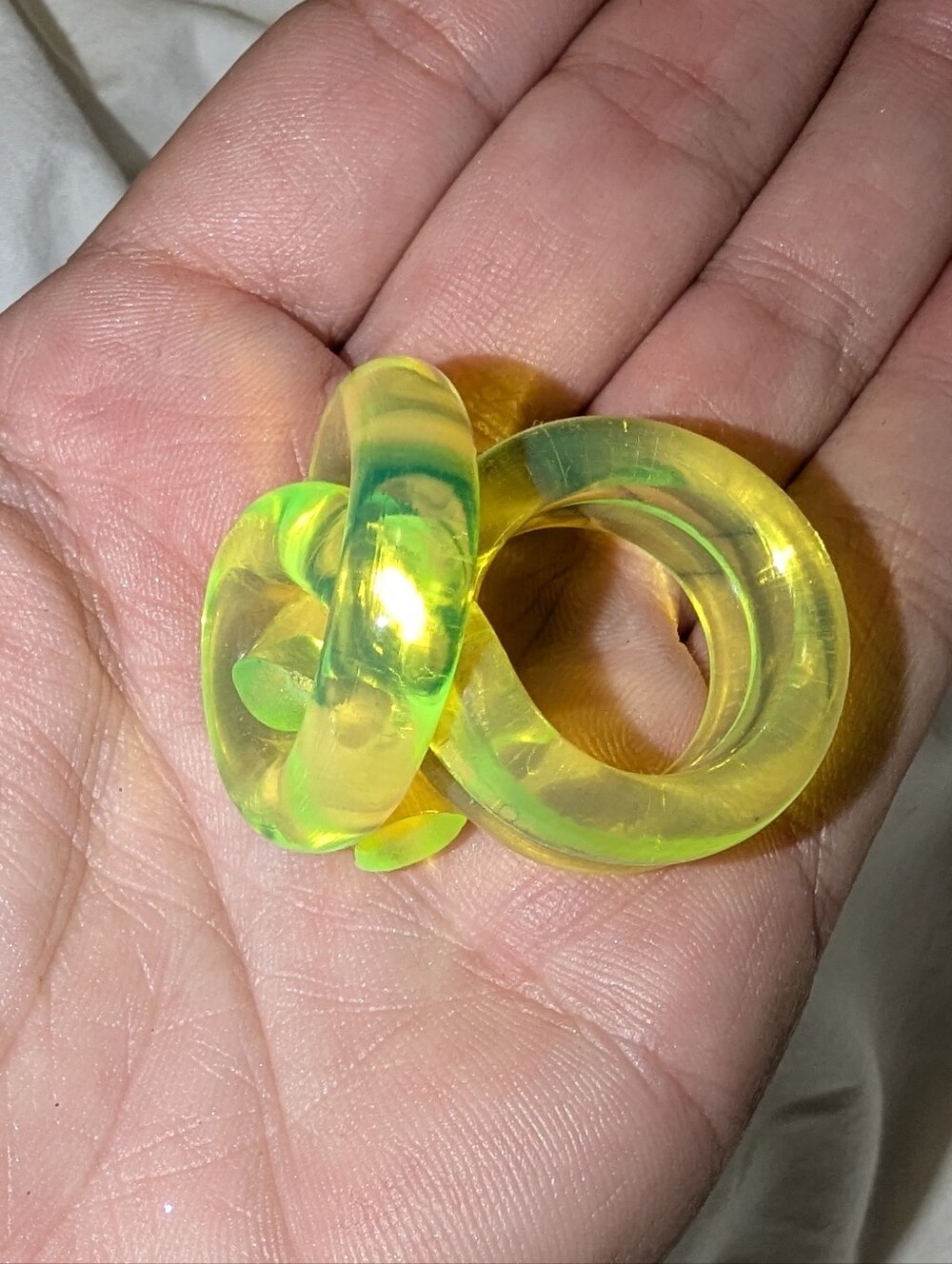 NEON YELLOW KNOT RING - Picture 3 of 6